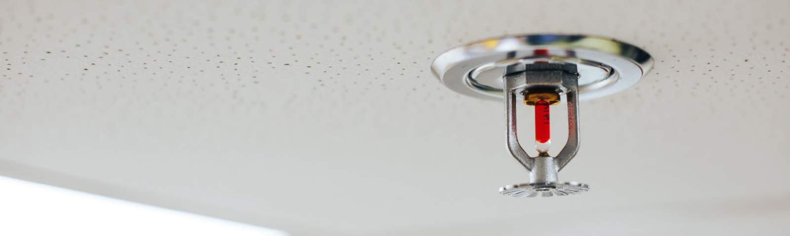 Sprinkleranlagen sind ein wesentlicher Bestandteil des Brandschutzes in Großunternehmen und erfordern fachkundige Wartung und Instandhaltung
