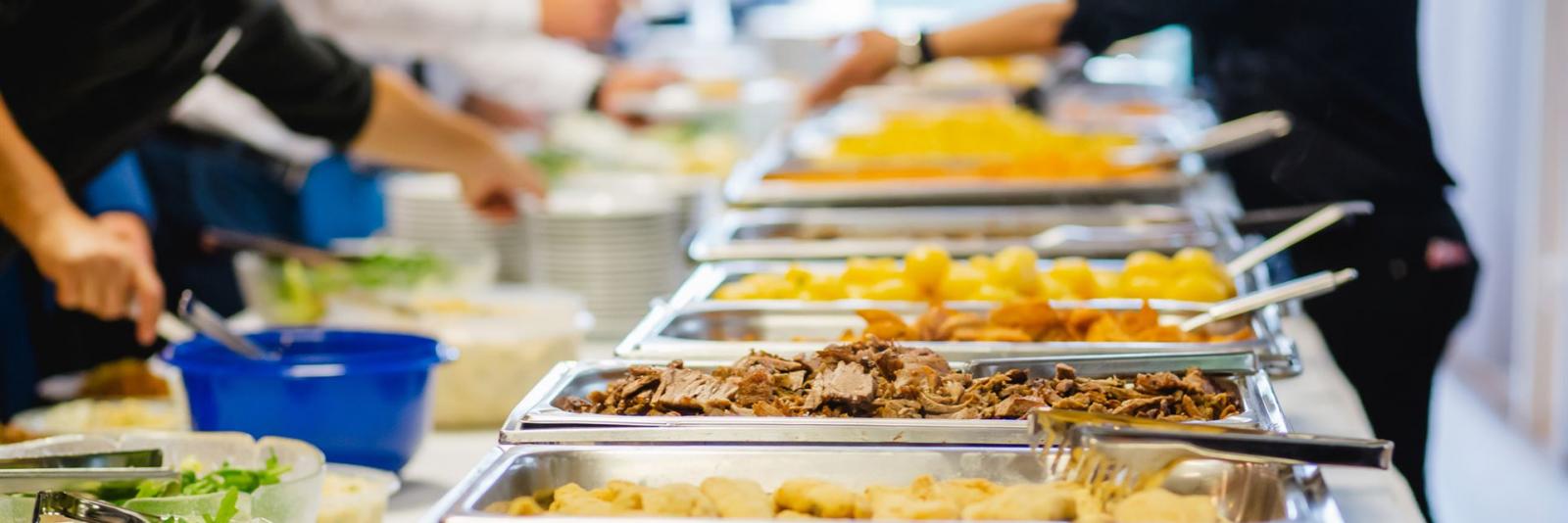 Die Betriebsgastronomie spielt eine wichtige Rolle in der Mitarbeiterzufriedenheit und kann zur Verbesserung des Arbeitsumfelds und der Produktivität beitragen