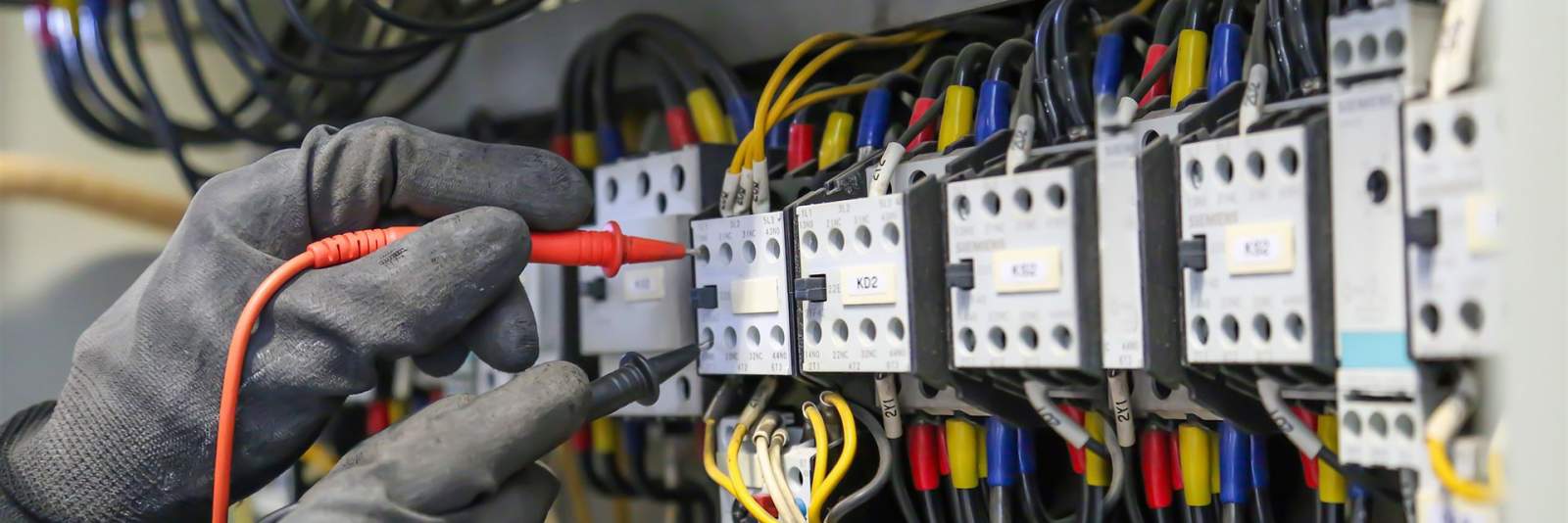 Eine Schaltberechtigung bis 30 kV erfordert fundierte Kenntnisse der elektrischen Anlagen und der einschlägigen Sicherheitsvorschriften