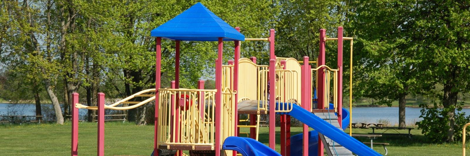 Die Sicherheit auf Kinderspielplätzen ist ein wichtiger Aspekt im Betrieb von Unternehmen, die solche Einrichtungen anbieten oder unterhalten